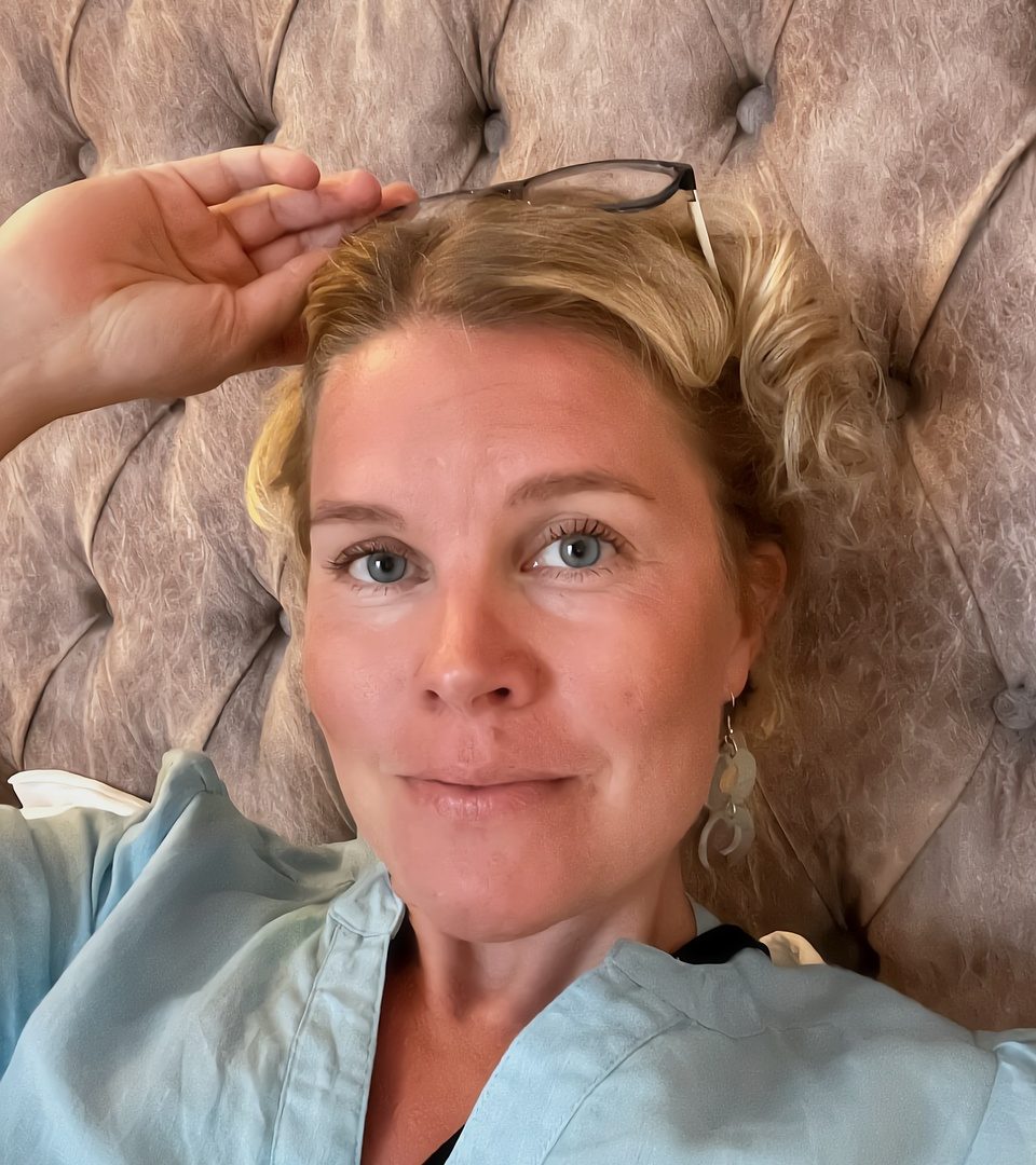 Laura Savolainen aurinkoisessa ulkokuvassa