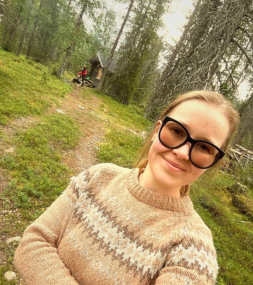 Saara Latvajärvi aurinkoisessa ulkokuvassa